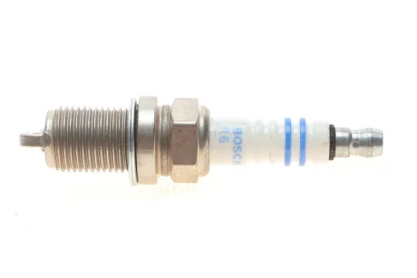 Свічка запалювання Renault Kangoo/Laguna II/Megane II 1.4-1.6 97- 0 242 235 666 BOSCH 0-242-235-666