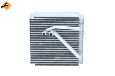 Радіатор кондиціонера Audi A3/Renult Megane II/VW Caddy/Passat 1.0-3.6 03- NRF 36159